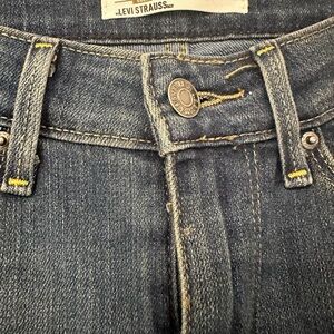 Levi’s Mid Rise skinny Jean - size 4